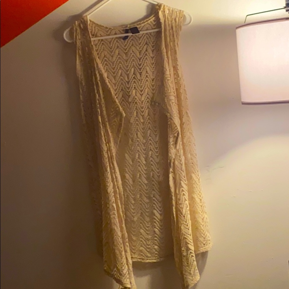 V pattern lace top with hood